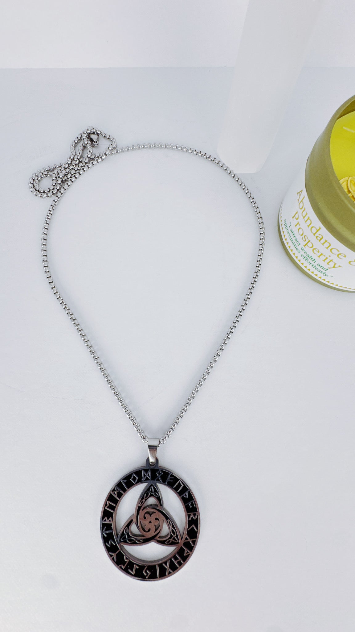 Celtic knot necklace I
