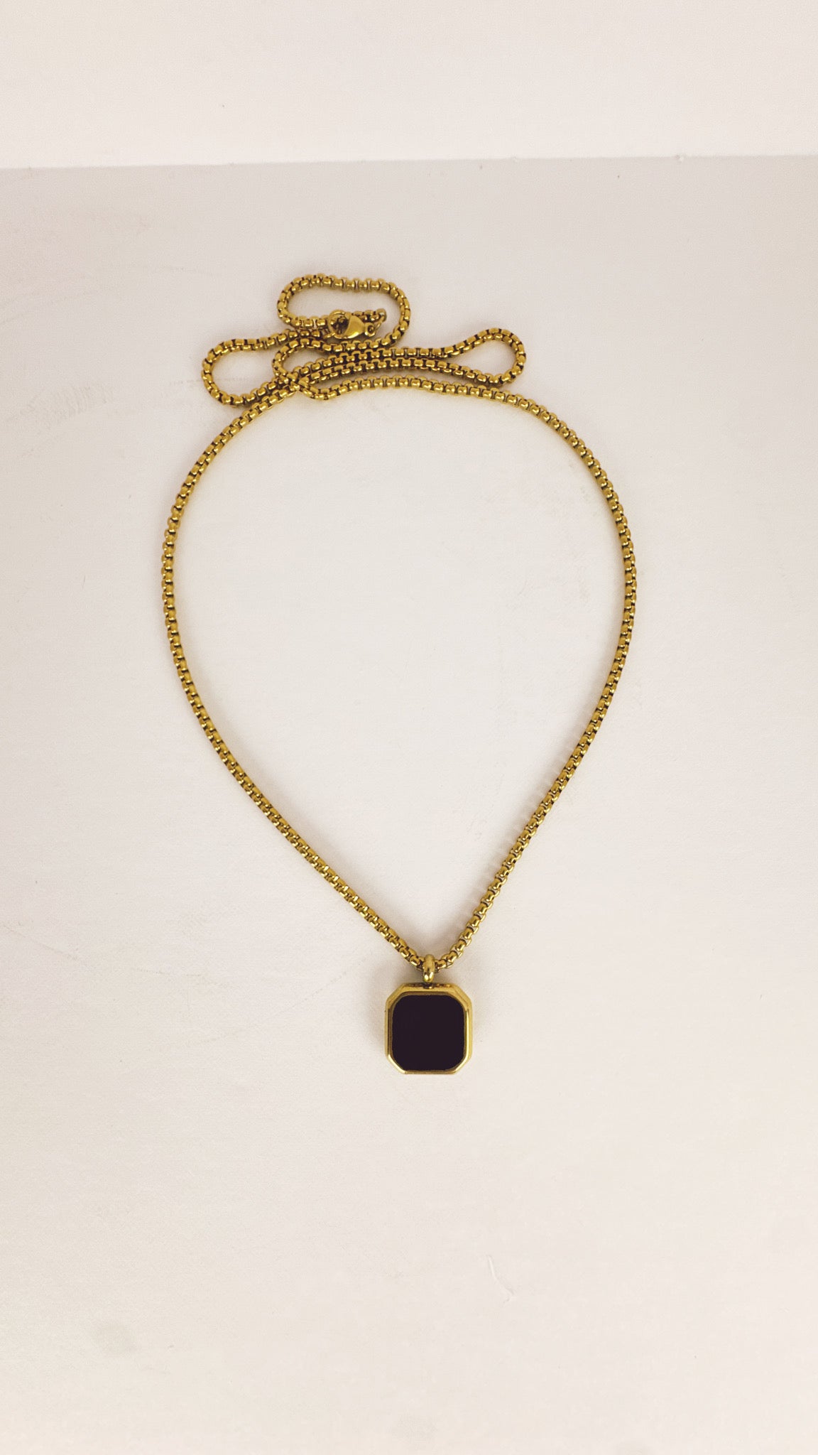 Black Stone pendant - Gold