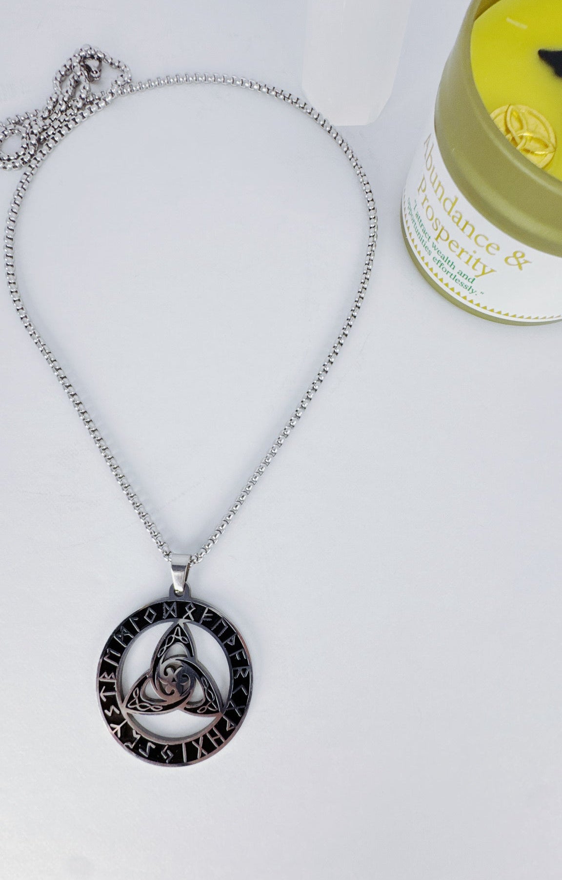 Celtic knot necklace I